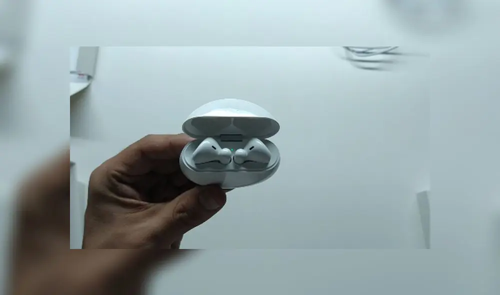 Los FreeBuds 3 de Huawei tienen un led interior que te indicará cuánta batería tienen los audífonos. Foto: Daniel Robles Los FreeBuds 3 de Huawei tienen un led interior que te indicará cuánta batería tienen los audífonos. Foto: Daniel Robles