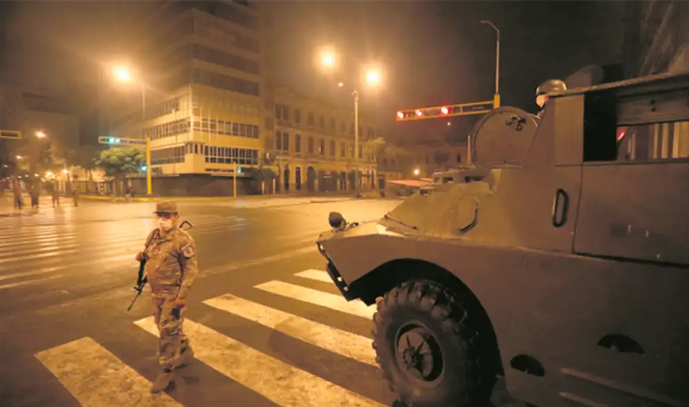 Patrullaje. Casi 40 mil miembros de las Fuerzas Armadas salieron a tomar el control y a patrullar las calles durante el primer día de la inmovilización social obligatoria en el país. Foto: A. Mejía Patrullaje. Casi 40 mil miembros de las Fuerzas Armadas salieron a tomar el control y a patrullar las calles durante el primer día de la inmovilización social obligatoria en el país. Foto: A. Mejía