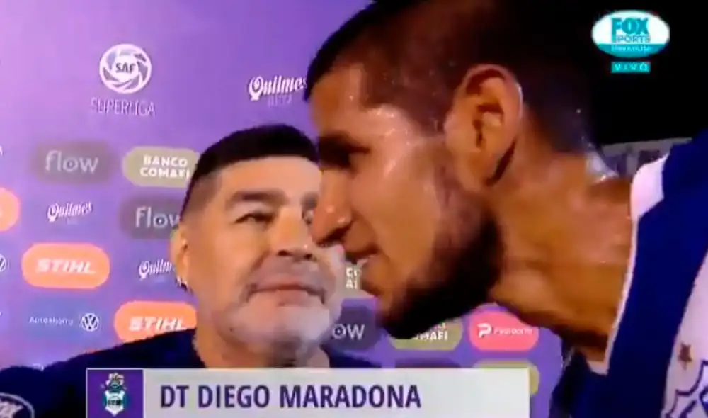 Luis Abram le pidió un beso a Diego Maradona tras finalizar el encuentro. Foto: Fox Sports Luis Abram le pidió un beso a Diego Maradona tras finalizar el encuentro. Foto: Fox Sports