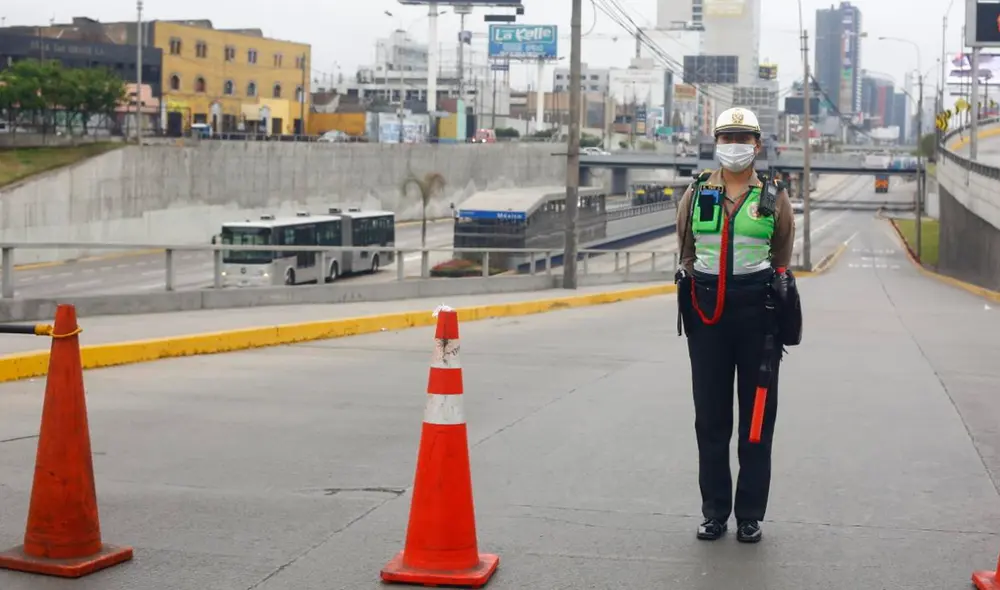 Cierran accesos del tránsito vehicular en la Vía Expresa y el circuito de playas de la Costa Verde por medidas de seguridad. Fotos: Félix Contreras/ La República Cierran accesos del tránsito vehicular en la Vía Expresa y el circuito de playas de la Costa Verde por medidas de seguridad. Fotos: Félix Contreras/ La República