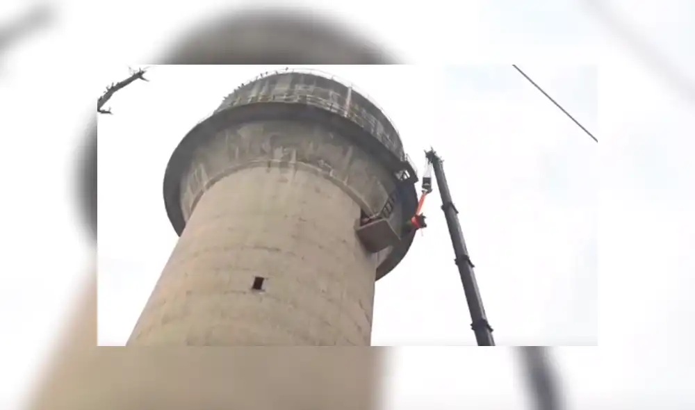 El toro subió solo hasta lo alto de la torre obligando a que sus rescatistas usen una grúa para poder bajarlo. Foto: captura