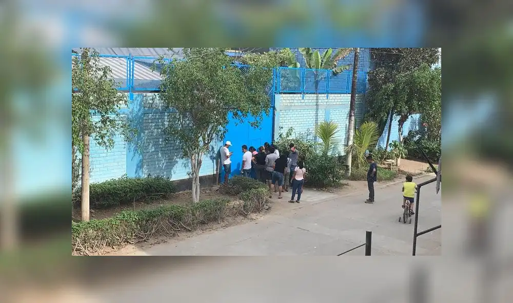 Fueron al menos 14 personas las que solicitaban que les abran las puertas. (Foto: Nicol León / La República)