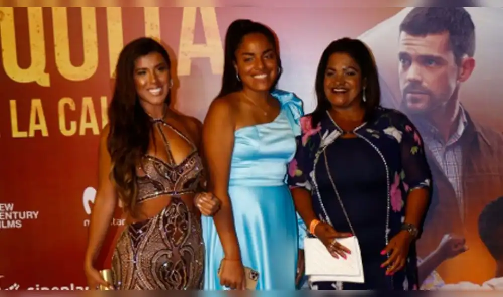 La salsera estuvo tomada del brazo de la mamá de la 'Foquita' en el avant premiere de la producción nacional. Fotos: Flavio Matos.