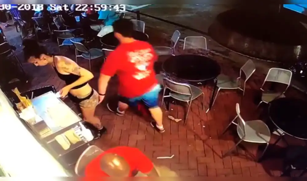 YouTube: Sujeto manosea a una camarera y se lleva tremenda lección [VIDEO]