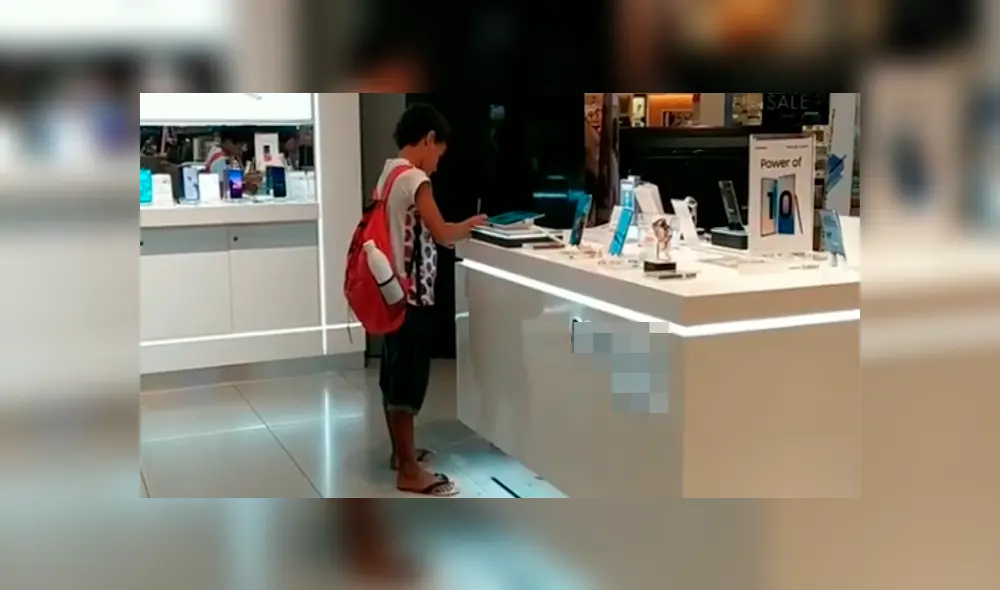 Niño hace su tarea de Geografía en una tienda de celulares y es felicitado [VIDEO]
