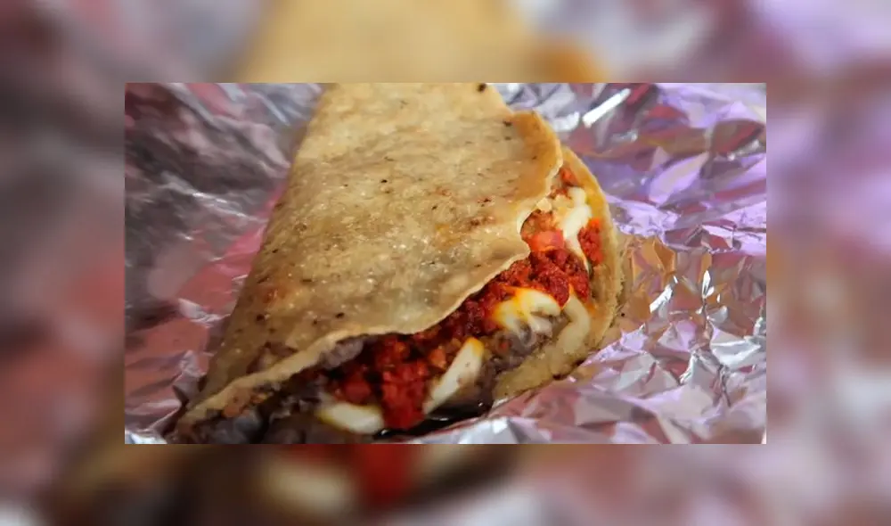 Desliza las imágenes para ver la reacción que tuvieron dos peruanos al probar la tlayuda, el plato que derrotó al ceviche. Desbalanceados/YouTube