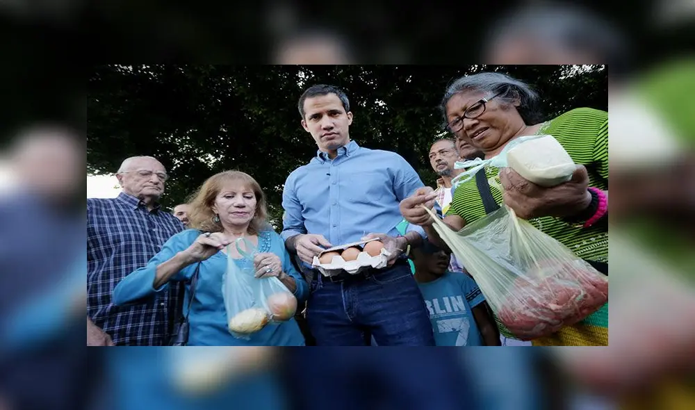 Juan Guaidó (c) estuvo en el mercado municipal de La Urbina en compañía de profesores. Foto: Centro de Comunicación Nacional