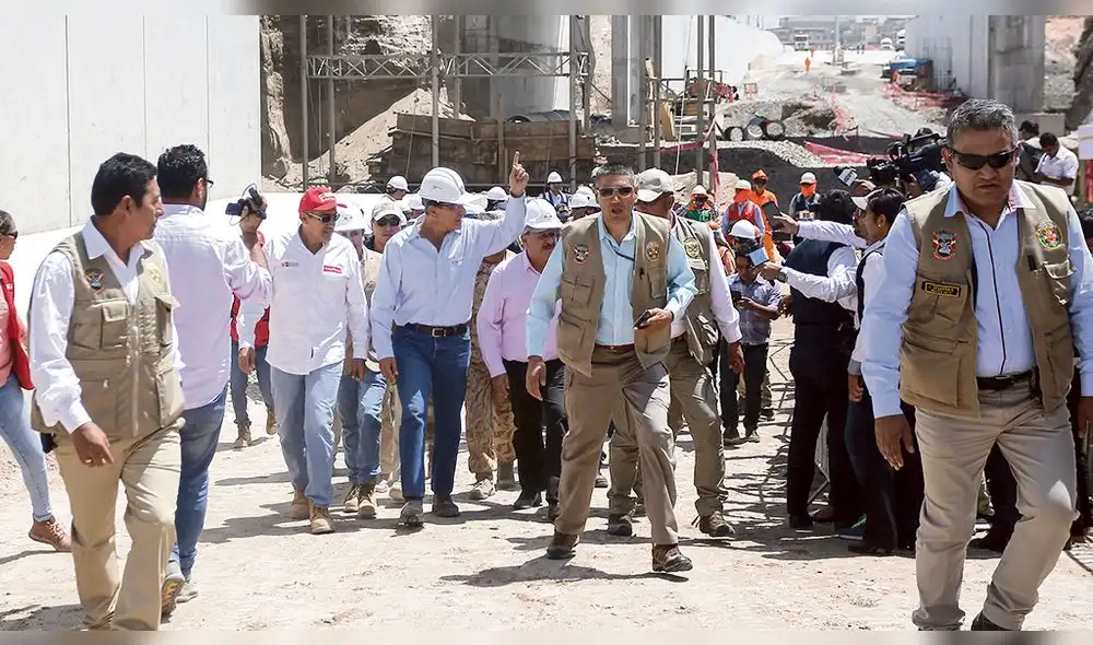 PRESIDENTE MARTIN VIZCARRA LLEGA A AREQUIPA PARA SUPERVISAR OBRAS EN LA VARIANTE DE UCHUMAYO PRESIDENTE MARTIN VIZCARRA LLEGA A AREQUIPA PARA SUPERVISAR OBRAS EN LA VARIANTE DE UCHUMAYO