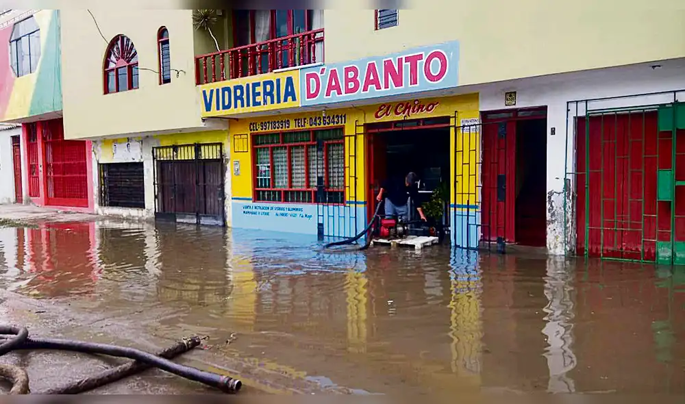 Inundación. Calles y viviendas afectadas por desborde. Inundación. Calles y viviendas afectadas por desborde.