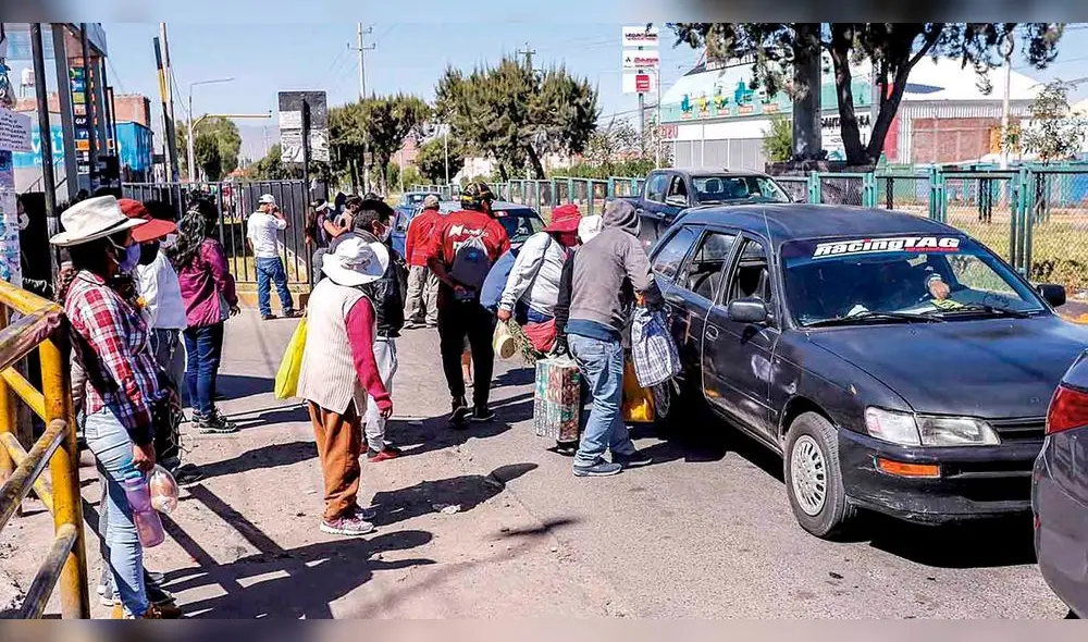 último recurso. En Zamácola, distrito de Cerro Colorado, la población uso colectivos informales para trasladarse hasta sus centros de trabajo. último recurso. En Zamácola, distrito de Cerro Colorado, la población uso colectivos informales para trasladarse hasta sus centros de trabajo.