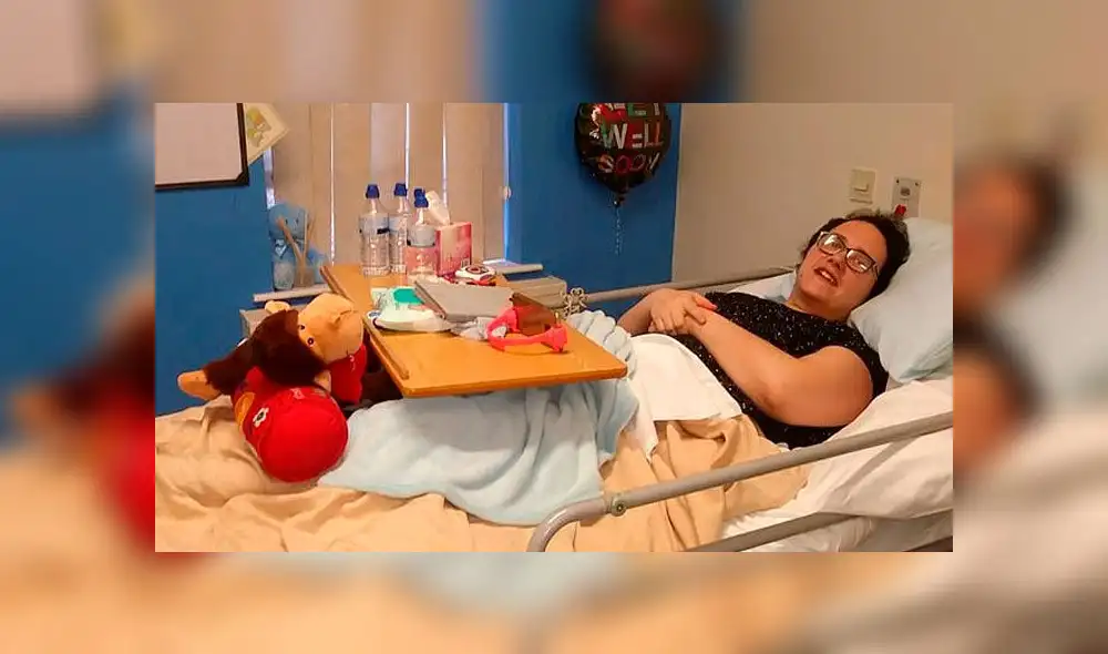 Mujer sufre derrame cerebral en un avión y es salvada por su hija de 6 años Mujer sufre derrame cerebral en un avión y es salvada por su hija de 6 años