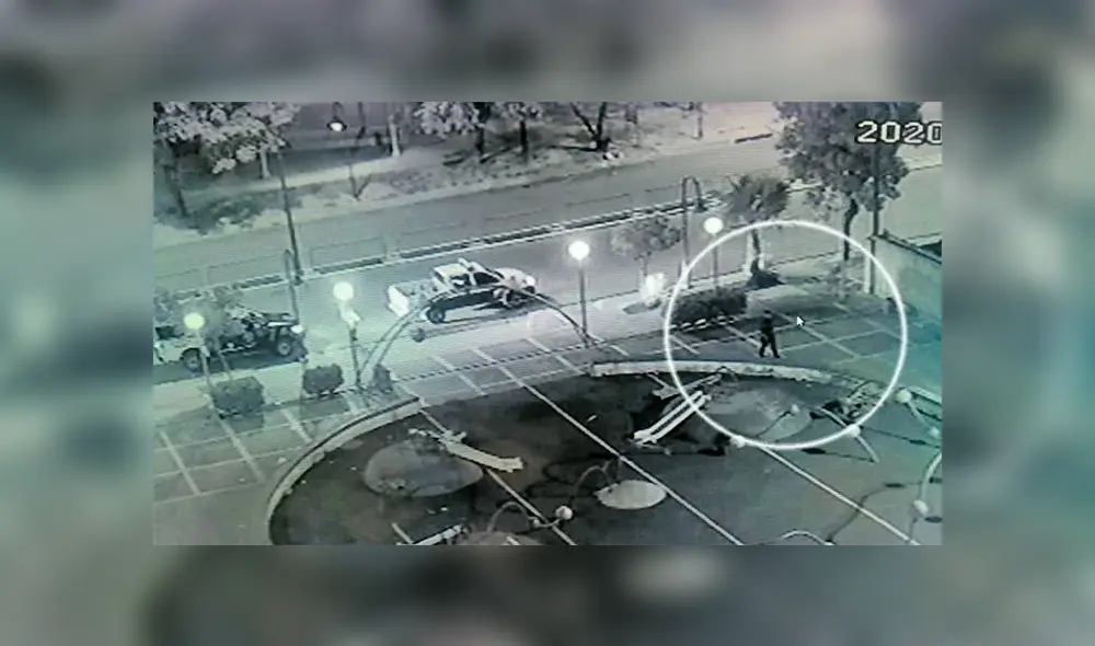 Agresor le ofreció una copa de vino con estupefacientes y, cuando la mujer perdió la conciencia, la violó en medio de una plaza. (Foto: Captura)