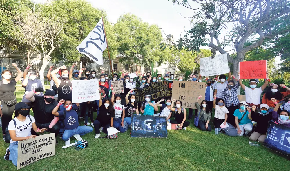 Concentración. En el Centro Cívico, alumnos de la UARM se reunieron para partir. Foto: Félix Contreras/La República