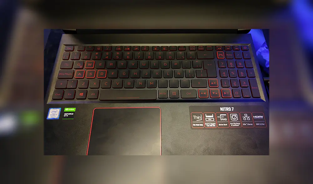 Teclado diseñado con acabado gamer. Teclado diseñado con acabado gamer.
