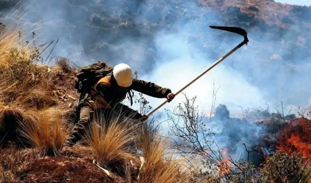 Cusco: impresionantes imágenes del incendio forestal cerca a Sacsayhuaman Cusco: impresionantes imágenes del incendio forestal cerca a Sacsayhuaman