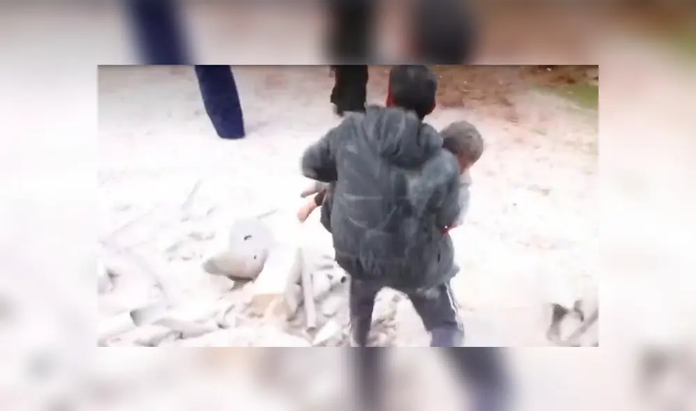 La joven se salvó del ataque aéreo perpetrado el jueves en Alepo. Foto: captura La joven se salvó del ataque aéreo perpetrado el jueves en Alepo. Foto: captura