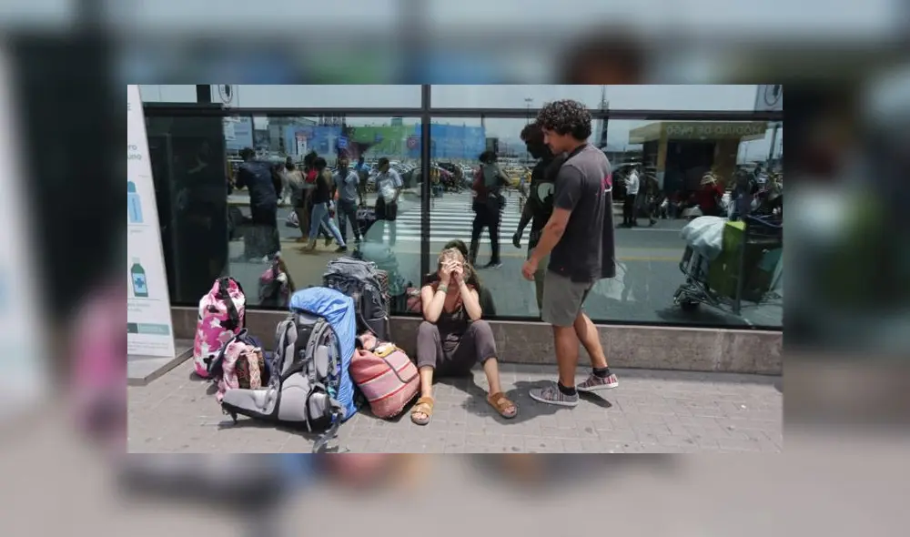 Mientras que algunos pudieron alcanzar boletos para volar antes del cierre de fronteras, otros buscan opciones para alojarse los próximos 15 días. (Foto: Antonio Melgarejo / La República) Mientras que algunos pudieron alcanzar boletos para volar antes del cierre de fronteras, otros buscan opciones para alojarse los próximos 15 días. (Foto: Antonio Melgarejo / La República)