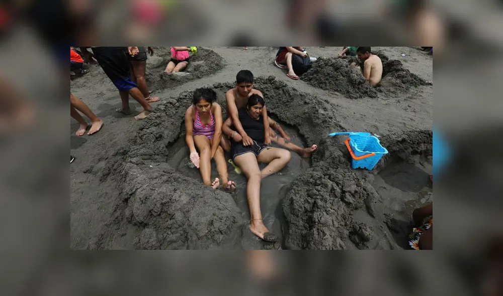 Agua Dulce se vio repleta de personas, quienes llegaron con sombrillas y muchas ganas de pasar el primer día del año. (Foto: Jorge Cerdán / La República)