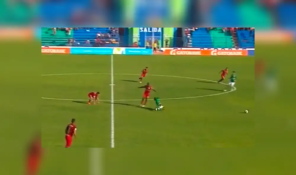 El defensa perdió el balón en mitad de cancha y en su afán de recuperarlo derribó a un rival. Créditos: Captura de TV