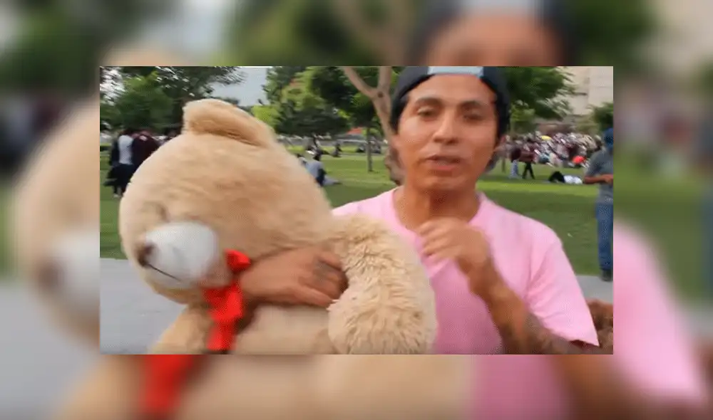 YouTube viral: chico rompe en llanto al ser rechazado por chica a quien se declaró en 'Centro Cívico' [VIDEO]