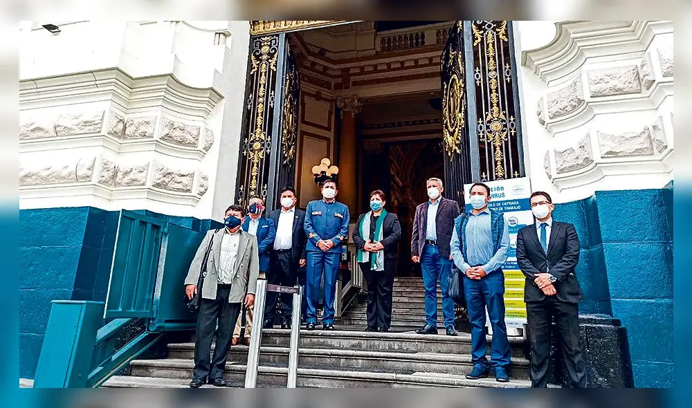 En el congreso. Cáceres se reunió con congresistas en la sede del parlamento nacional.