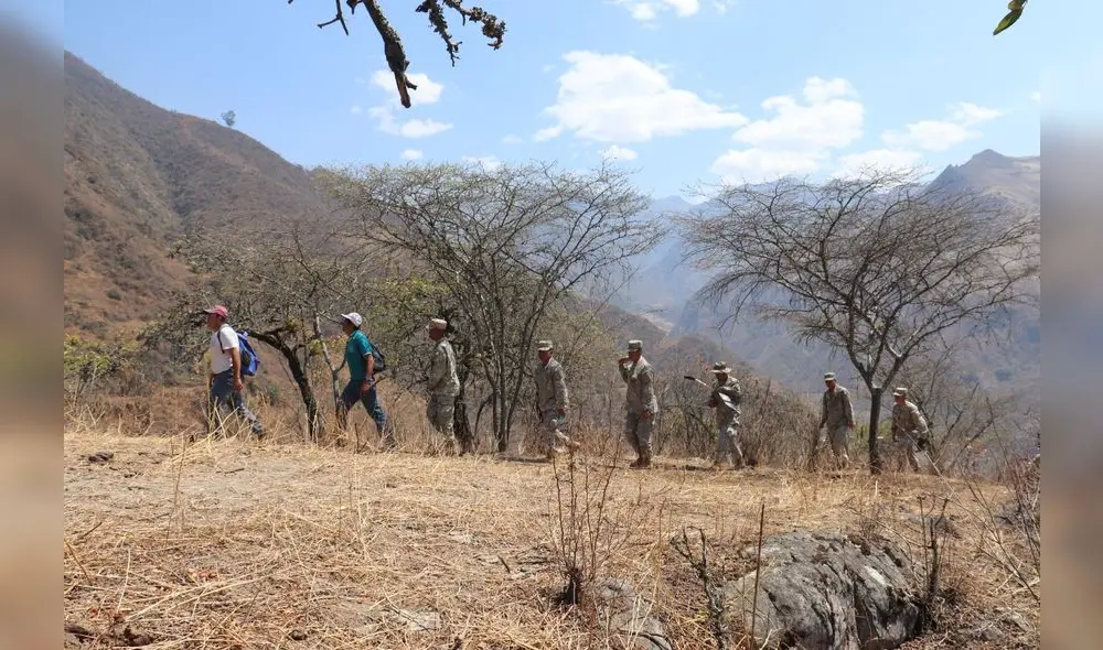 Los soldados subieron a los lugares de difícil acceso en el incendio. Foto: GORE