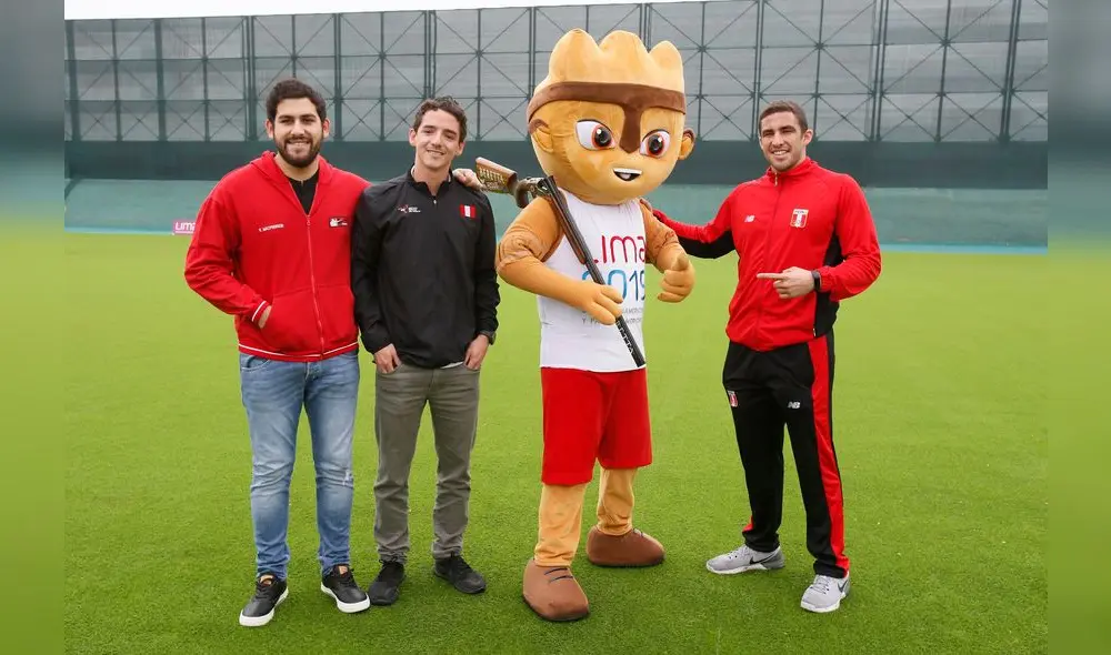 Orgullo. El ‘Cholo’ Sotil durante la ceremonia en Ica, quinta ciudad que recorre la antorcha panamericana.