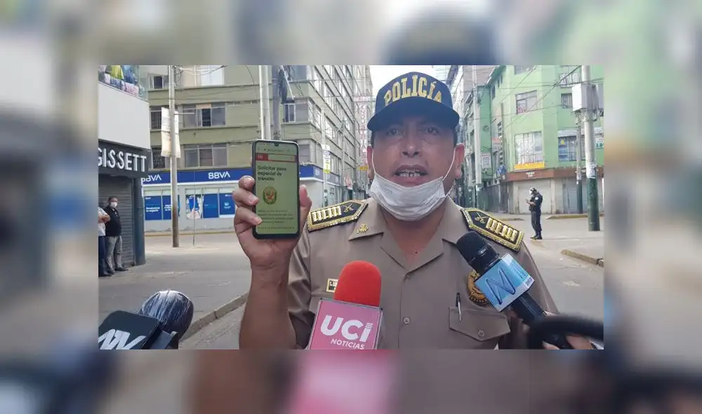 El coronel Luis Ladrón de Guevara muestra el aplicativo web mediante el cual se podrá solicitar el permiso especial de tránsito. El coronel Luis Ladrón de Guevara muestra el aplicativo web mediante el cual se podrá solicitar el permiso especial de tránsito.