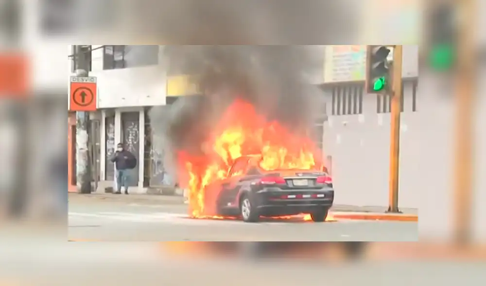 Vehículo ardió en llamas en plena vía pública de La Victoria. Foto: Captura Vehículo ardió en llamas en plena vía pública de La Victoria. Foto: Captura