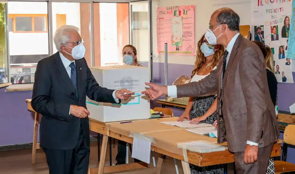 El presidente italiano, Sergio Mattarella, también acudió su local de votación en medios de las medidas de seguridad sanitaria. Foto: EFE El presidente italiano, Sergio Mattarella, también acudió su local de votación en medios de las medidas de seguridad sanitaria. Foto: EFE