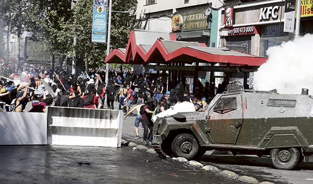 Constantes. Desde el viernes nada hace retroceder a los jóvenes en Santiago. (Foto: Jorge Cerdán) Constantes. Desde el viernes nada hace retroceder a los jóvenes en Santiago. (Foto: Jorge Cerdán)