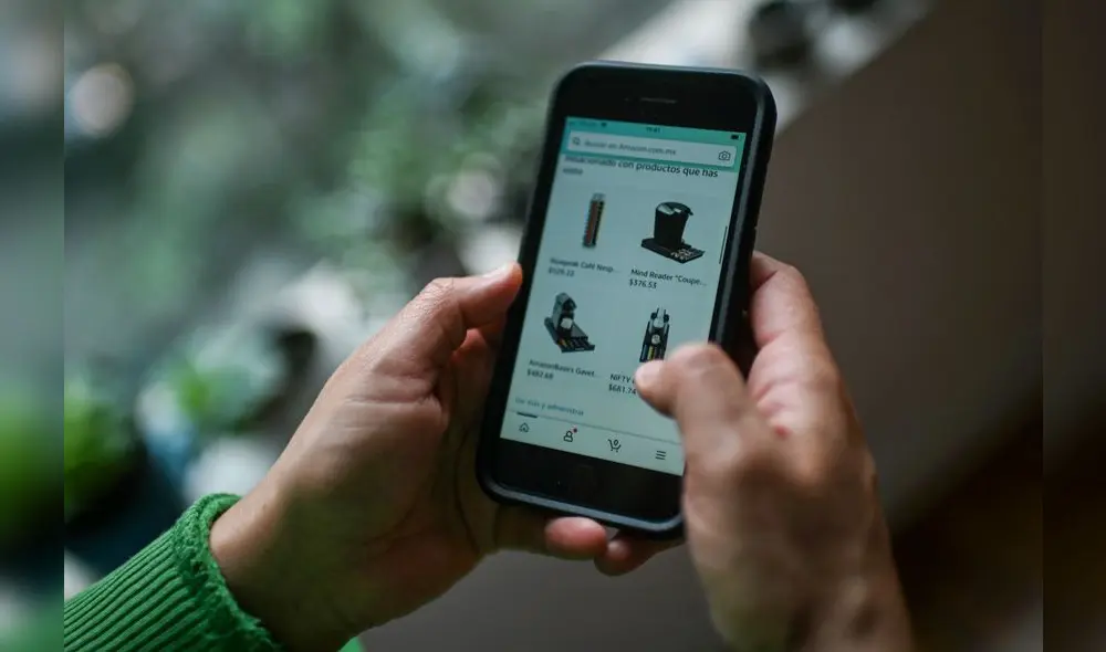 A woman uses an e-commerce platform, in Mexico City, on September 29, 2020, amid the COVID-19 coronavirus pandemic. - Forced by a semester-long lockdown, millions of Latin Americans forgot their doubts and fears to buy necessary or leisure goods online, making e-commerce the big winner in this COVID-19 pandemic. (Photo by PEDRO PARDO / AFP) A woman uses an e-commerce platform, in Mexico City, on September 29, 2020, amid the COVID-19 coronavirus pandemic. - Forced by a semester-long lockdown, millions of Latin Americans forgot their doubts and fears to buy necessary or leisure goods online, making e-commerce the big winner in this COVID-19 pandemic. (Photo by PEDRO PARDO / AFP)