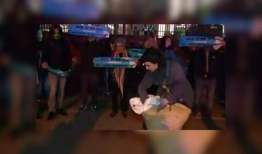 Manifestantes rodean a reportera con excremento de burro durante transmisión en vivo [VIDEO]