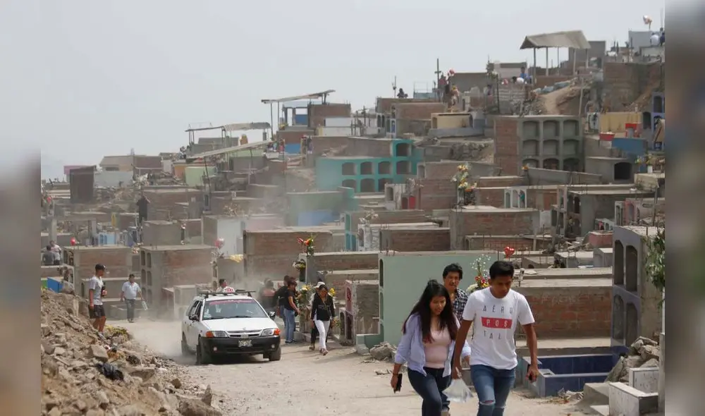 Miles visitan cementerios Padre Eterno, El Ángel y Collique para rendir homenaje a sus madres [FOTOS]