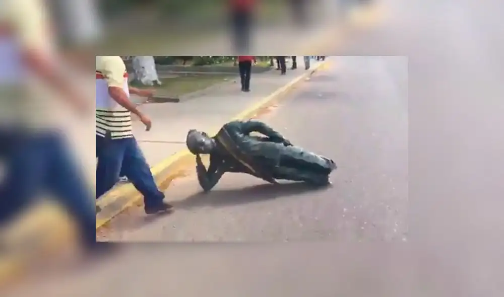 Venezuela: Derriban estatua de Hugo Chávez en Zulia [VIDEO]