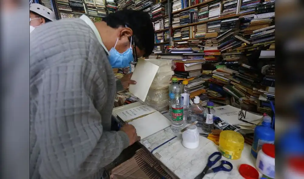 Los 'libreros de viejo' restauran manualmente los títulos para venderlos al público. Foto: Flavio Matos / La República Los 'libreros de viejo' restauran manualmente los títulos para venderlos al público. Foto: Flavio Matos / La República