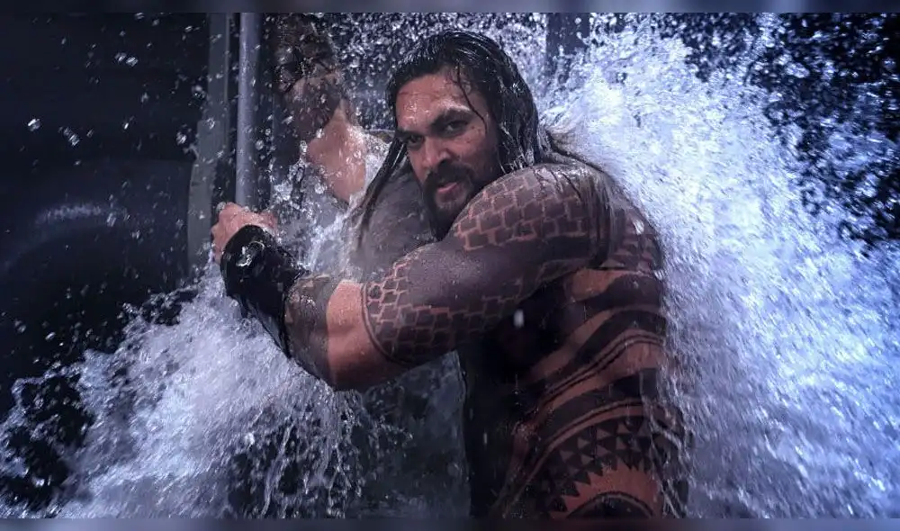 Aquaman: Jason Momoa asiste a estreno con tridente y vive incómodo momento