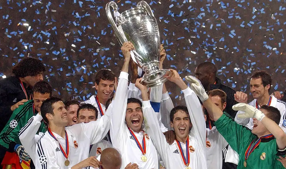 Fernando Hierro sostiene el trofeo de Champions League que ganó como capitán del Real Madrid en el 2002. Foto: AFP.