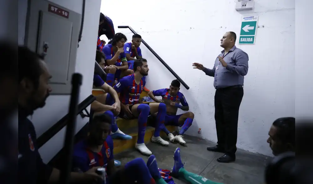 Jugadores de Alianza Universidad percibió olores extraños en su camerino y salieron de dicho espacio.