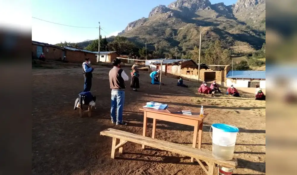 Charlas informativas a pobladores de Incahuasi. Foto: GRL Charlas informativas a pobladores de Incahuasi. Foto: GRL