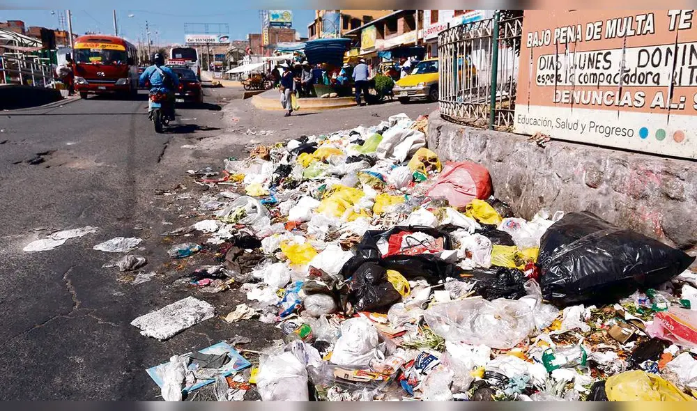 Crisis de basura. Toneladas dispersas en el distrito de Paucarpata. Sus obreros se contagiaron y están en cuarentena. Crisis de basura. Toneladas dispersas en el distrito de Paucarpata. Sus obreros se contagiaron y están en cuarentena.