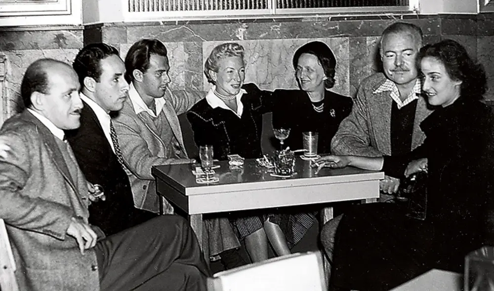 Juntos. Derecha extrema, con Adriana en “La Floridita”, Cuba.