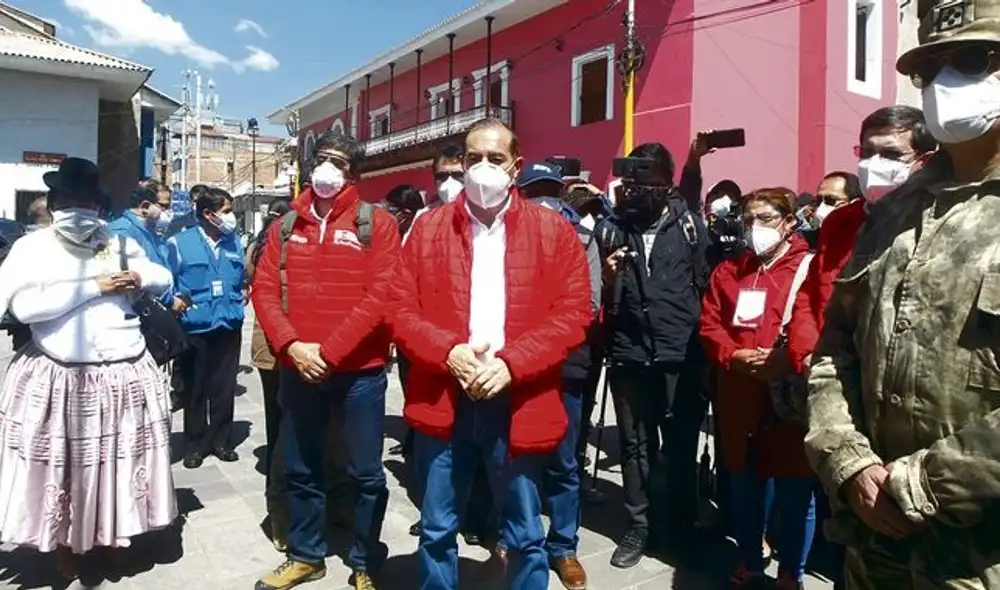 Visita. Martos llegó a Puno para analizar las acciones adoptadas frente a la pandemia. Foto: Juan Carlos Cisneros Visita. Martos llegó a Puno para analizar las acciones adoptadas frente a la pandemia. Foto: Juan Carlos Cisneros