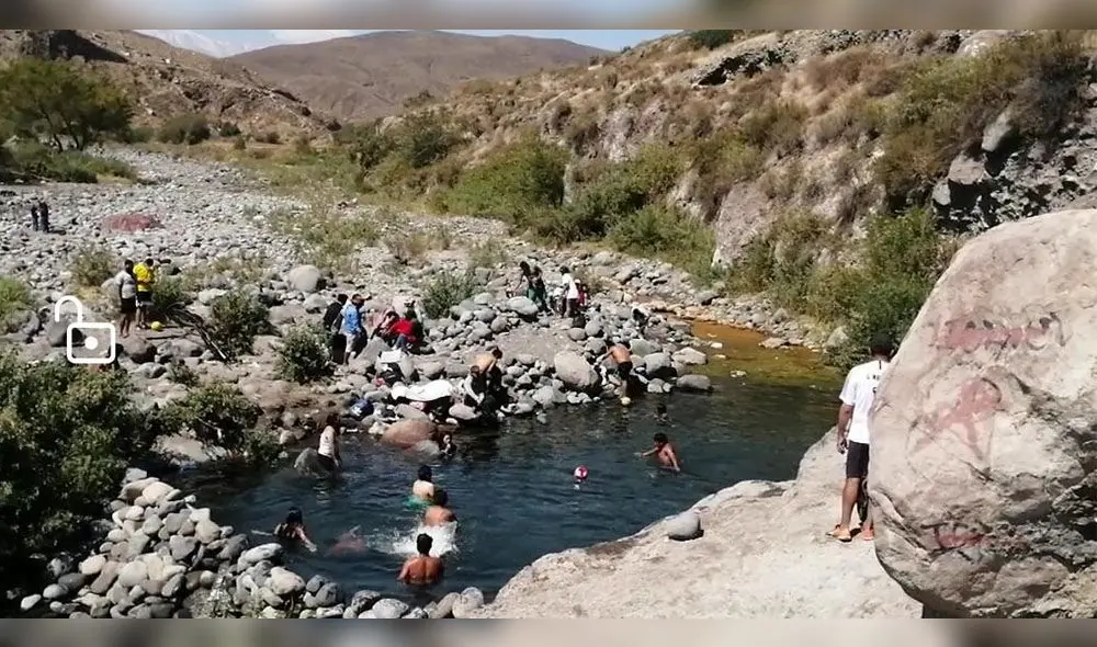 Personas se bañaban en ojo de agua, pese a que era día de inmovilización obligatorio. Foto: PNP