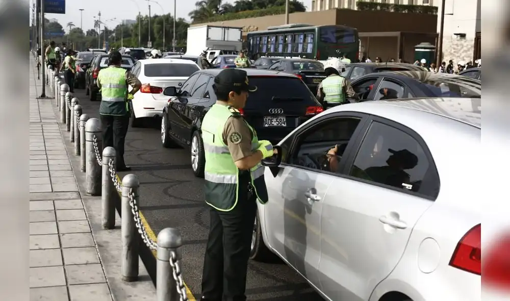 Agentes de la Policía intervino a conductores en Paseo de los Héroes Navales. Foto: Marco Cotrina / La República Agentes de la Policía intervino a conductores en Paseo de los Héroes Navales. Foto: Marco Cotrina / La República
