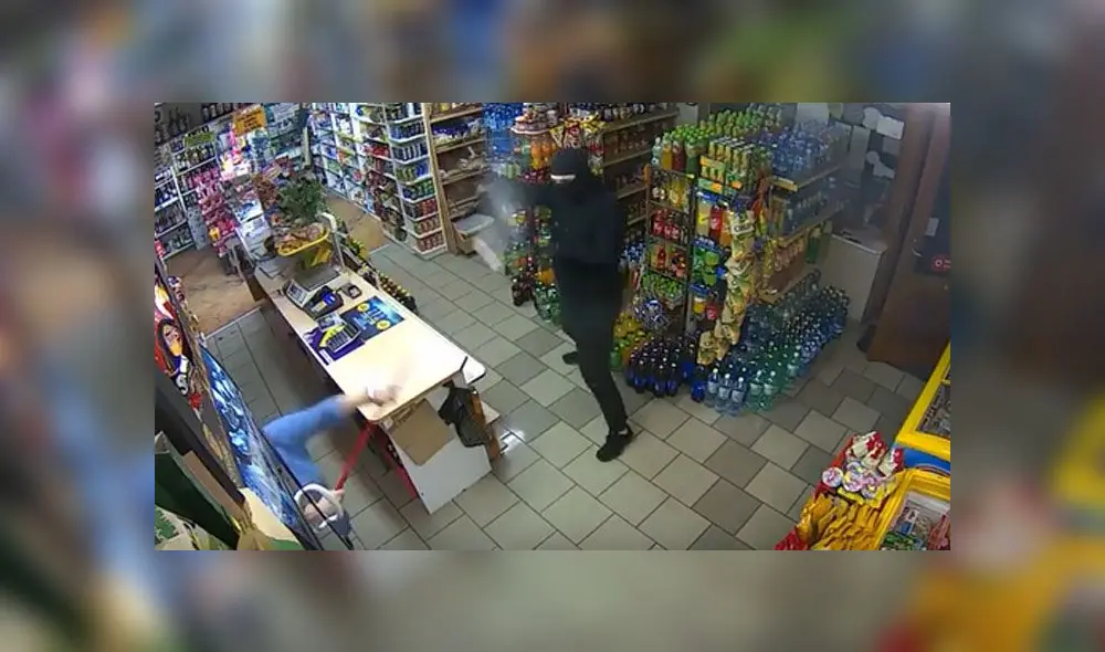 Ladrón armado ingresa a tienda y la dueña lo espanta con un trapeador [VIDEO]