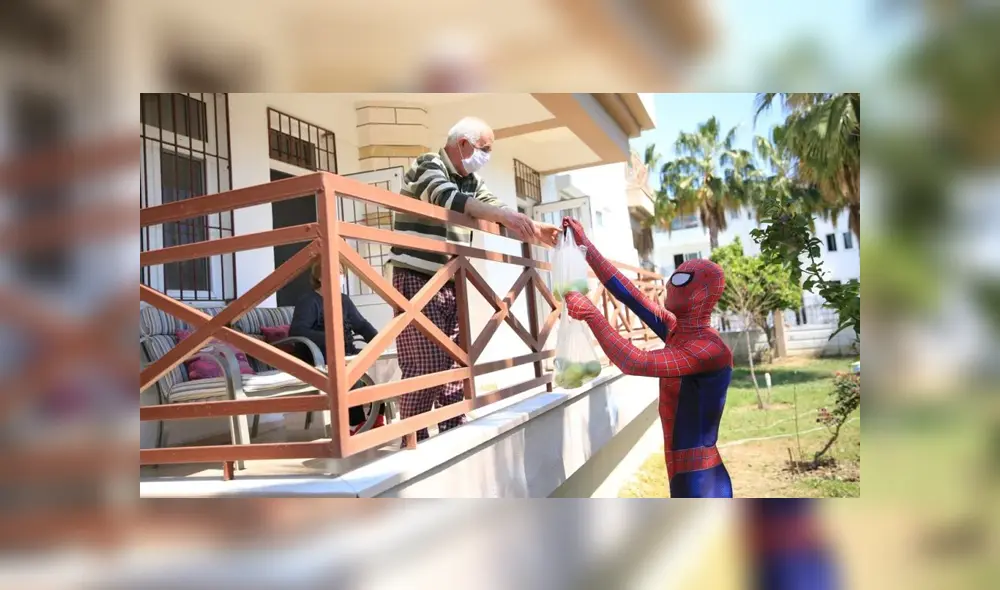 A través de Facebook se hizo viral la historia de una joven, quien ayuda a los ancianos durante esta cuarentena.