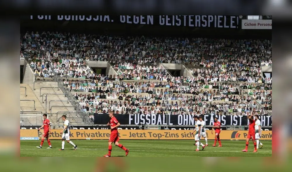 Borussia Monchengladbach presentó a su peculiar ‘hinchada de cartón’ .