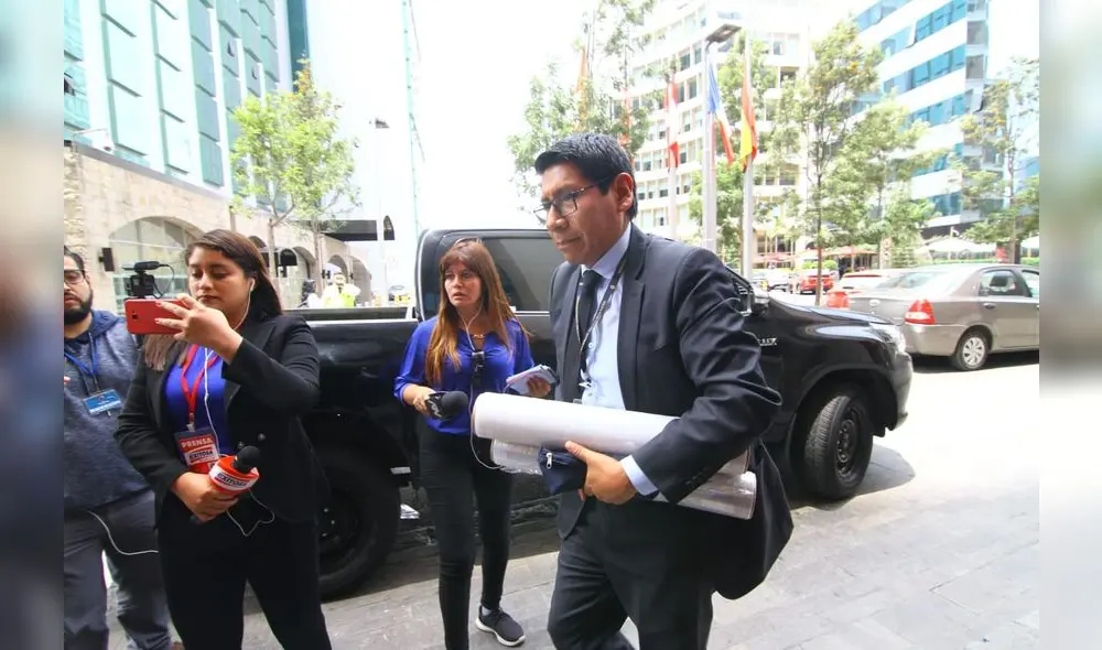 Fiscales llegan a la Confiep para incorporarse al allanamiento. Foto: La República. Fiscales llegan a la Confiep para incorporarse al allanamiento. Foto: La República.