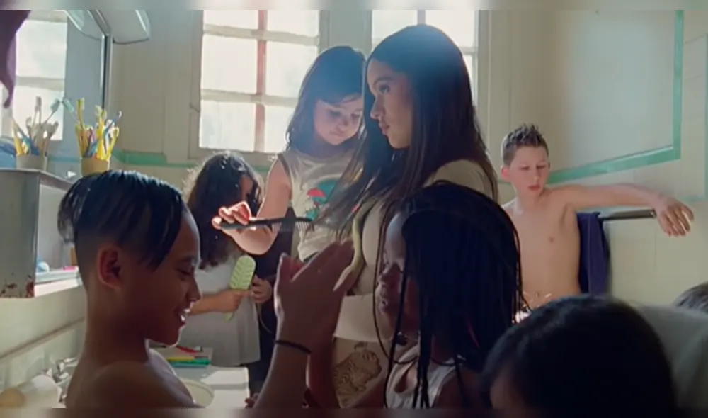 Rosalía estrena TKN con Travis Scott cantando en español y rodeado de niños